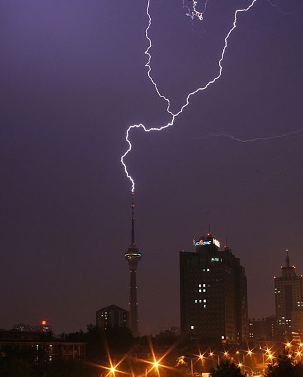 北京中央电视塔被雷击中——夏天防雷不容忽视